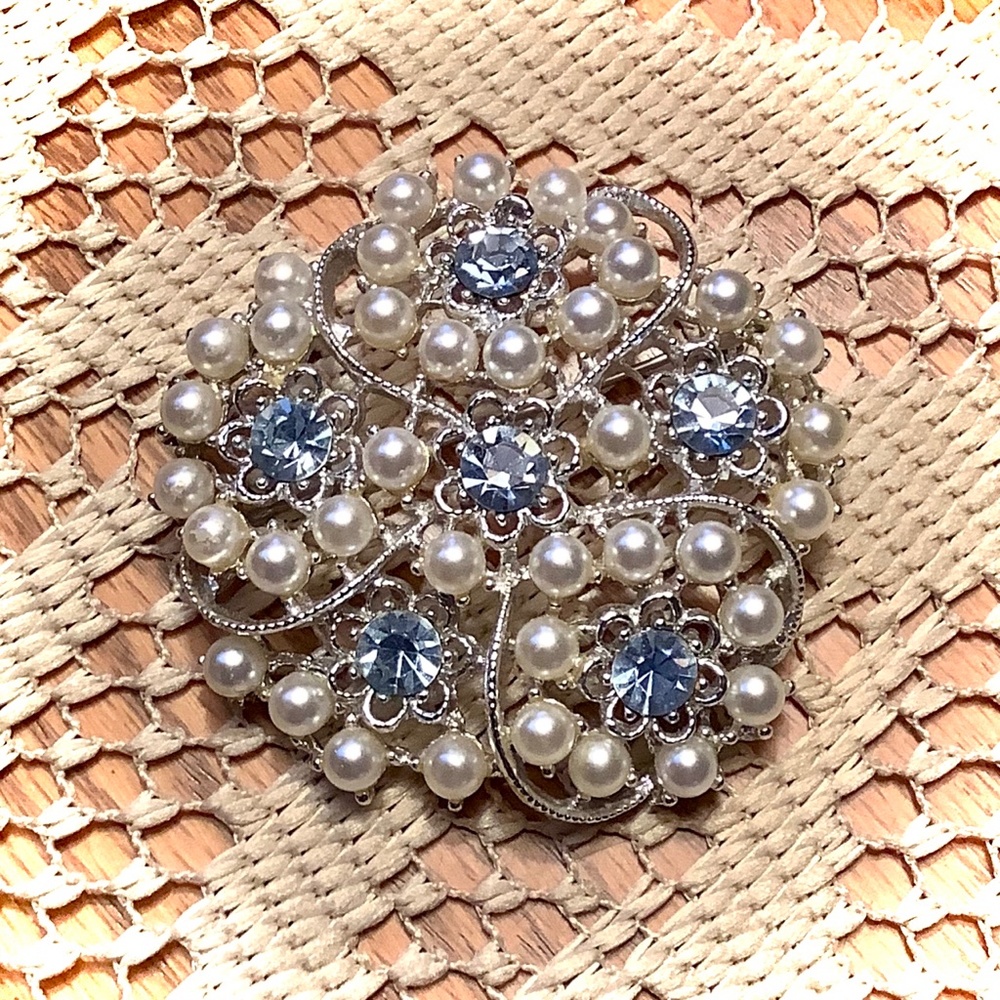 Vintage Brooch pin faux pearls & lt sapphire fashion jewelry